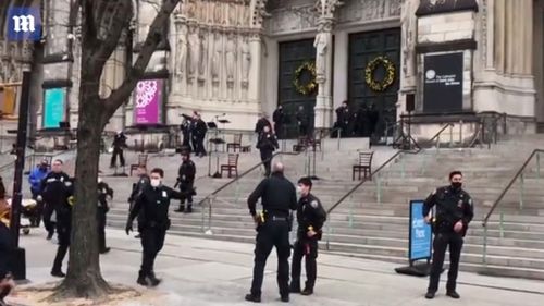 Un bărbat rănit de poliție la New York după ce a deschis focul în fața unei biserici, la un concert de colinde
