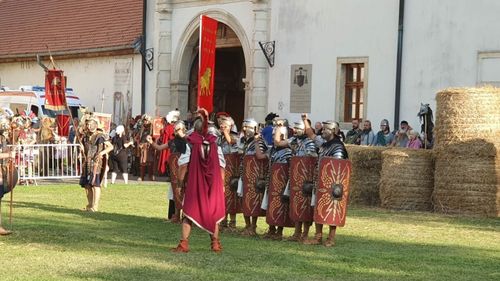 Romanii, dacii, gladiatorii și nimfele dansatoare au revenit la Alba Iulia. Un nou sezon de reenactment istoric în cetatea Alba Carolina