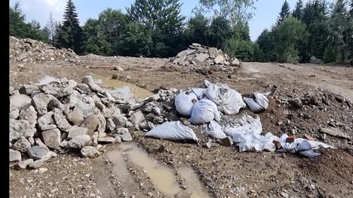 În Buftea, firmele de salubritate ale primăriei aruncă gunoiul ilegal chiar lângă Palatul Știrbei, localnicii sunt disperați - Știrile ProTV