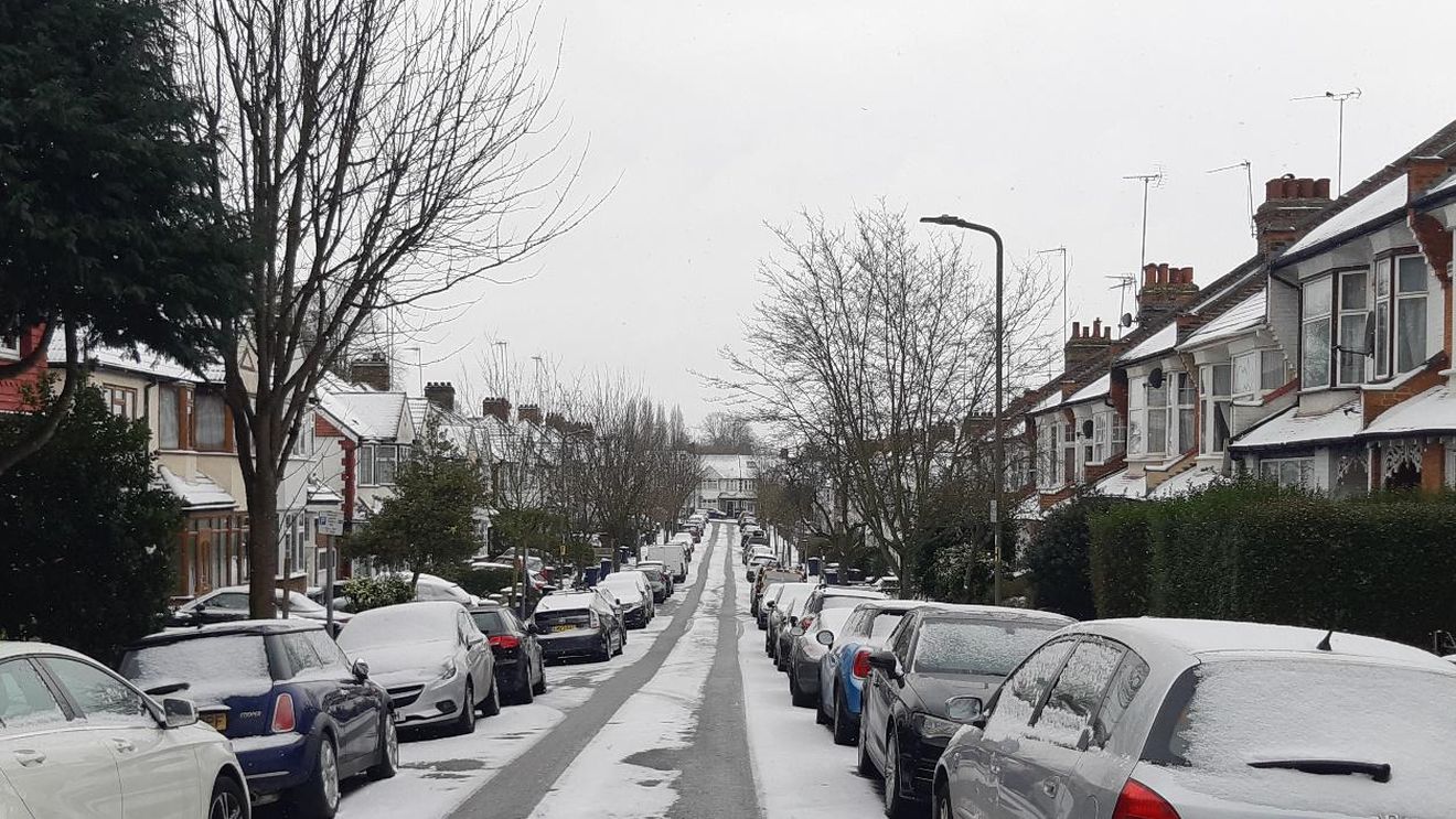 “Bestia de la răsărit” provoacă perturbări importante în Marea Britanie/ Cum s-a dat peste cap viața de zi cu zi la temperaturi neobișnite de - 15 grade, cu mașini fără cauciucuri de iarnă pe zăpadă, o raritate la Londra