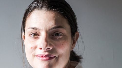 Medic dermatolog: Spălatul des pe mâini și dezinfectarea, recomandate pentru protejarea de coronavirus, îndepărtează bariera naturală a pielii împotriva virusurilor și bacteriilor. Să folosim crema de multe ori pe zi / Despre mitul cremelor cu gălbenele și eficiența reală a mănușilor