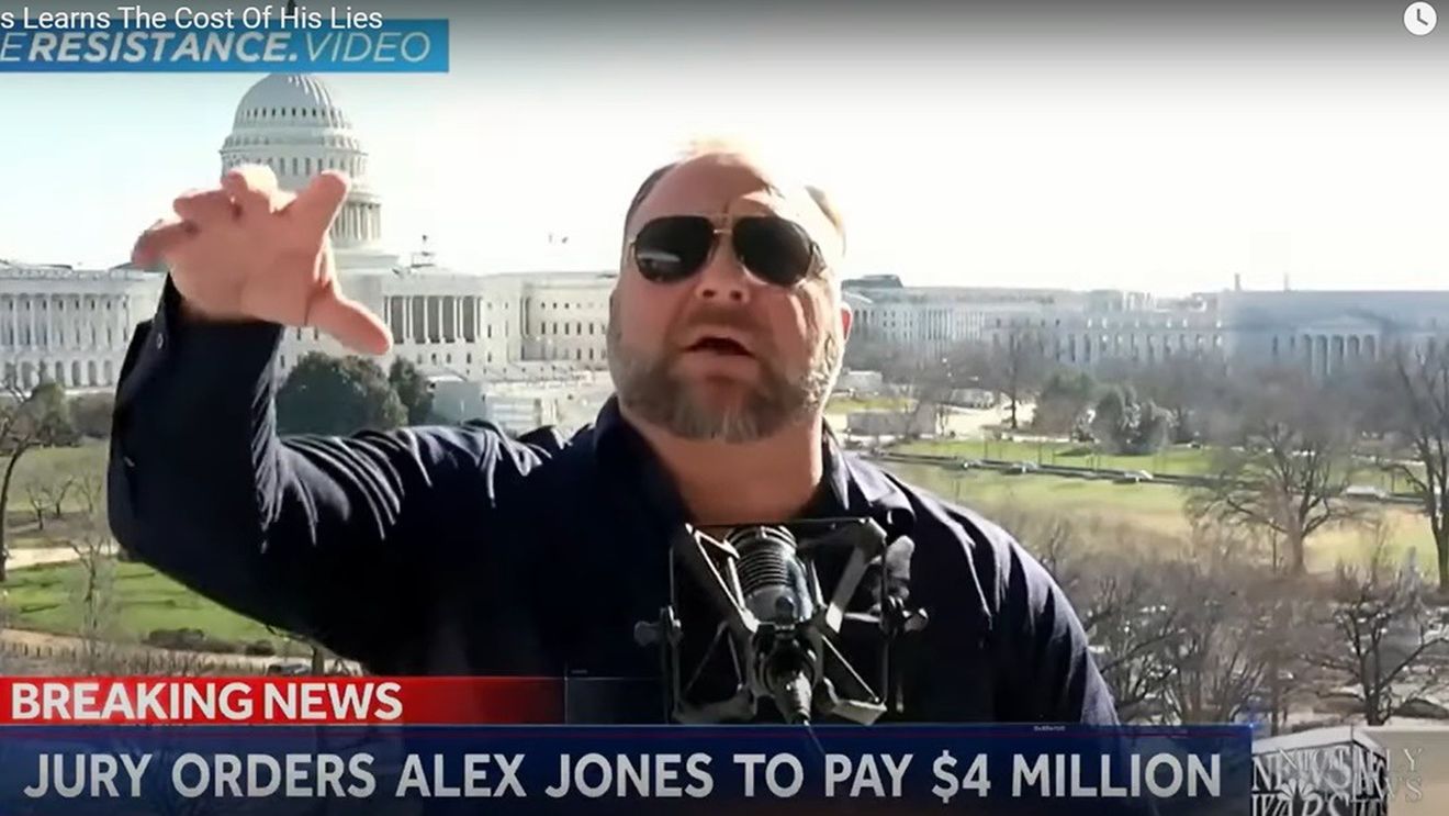 Elon Musk a reactivat contul conspiraţionistului de extremă dreapta Alex Jones pe reţeaua de socializare X