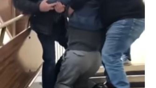 VIDEO Control al DSP Prahova la o policlinică din Ploieşti, după ce imagini cu un pacient cu probleme locomotorii, târât pe scări de două persoane, au apărut în spaţiul public