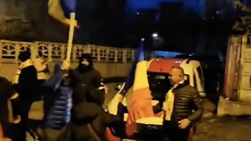 O maşină a B1 TV a fost vandalizată la protestul AUR din București, iar un operator ar fi fost agresat / Bărbatul ar fi fost trântit la pământ şi lovit cu pumnul în coaste / Echipa Digi 24, ameninţată / Poliţia face cercetări