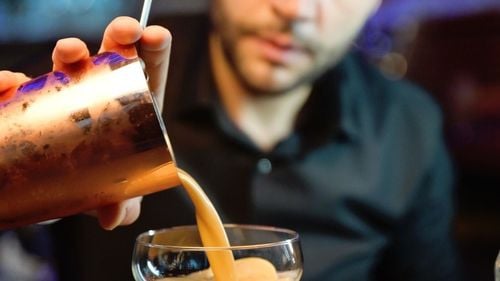 VIDEO Barman în pandemie: „Am venit din concediu și după 3 zile s-a închis. Băgam mâna în foc că HORECA nu se închide niciodată / Mulți au fost dați afară, s-au reprofilat și acum nu se mai întorc. Criza de personal e enormă / Consumul de alcool s-a mutat pe zi”