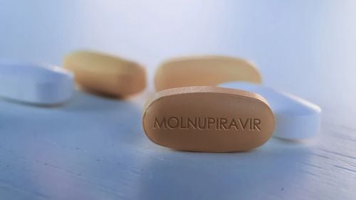 Molnupiravir, prima pastilă anti-COVID-19, ajunge luni în România / Va fi destinată pacienților care pot evolua sever