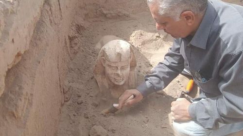 FOTO Un „sfinx care zâmbeşte făcând două gropiţe”, descoperit de arheologi în Egipt 