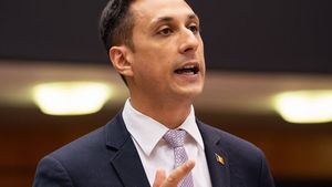Europarlamentarul USR Vlad Gheorghe spune că îl dă în judecată pe Marcel Ciolacu dacă nu publică "protocolul politic secret" pe Schengen: "Au cedat totul austriecilor"