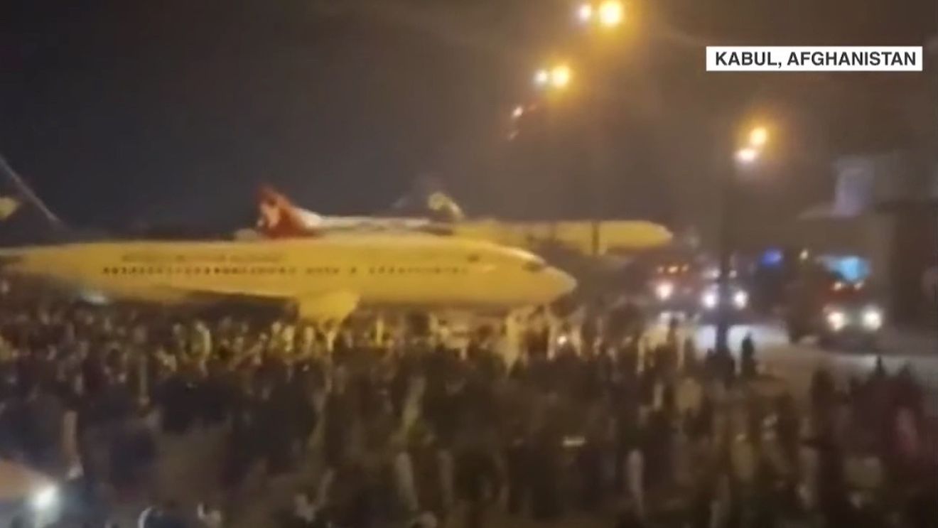 Toate zborurile civile şi militare, suspendate pe aeroportul din Kabul, din cauza mulţimii de afgani care a pătruns pe pista de decolare în încercarea disperată de a părăsi ţara