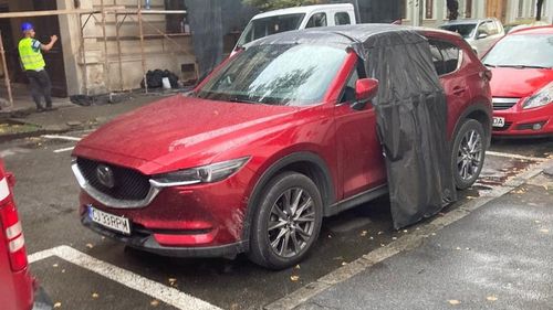 Cluj: Virală pe facebook, imaginea unei mașini căreia proprietarul i-a uitat trapa deschisă. Pe timp de ploaie, niște muncitori au avut grijă să nu se inunde / „Faith in humanity restored” - a transmis proprietarul mașinii