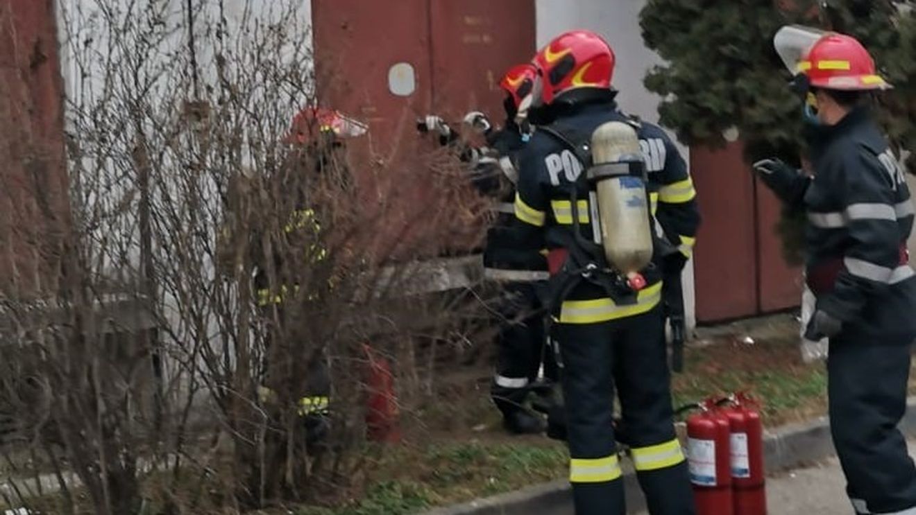 VIDEO Pompierii au intervenit în curtea Spitalului Municipal Dej, după ce tabloul pentru siguranțe a luat foc/ Policlinica a rămas fără curent