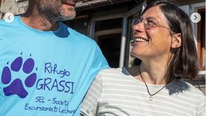 O familie trăiește în Italia, la peste 2.000 de metri altitudine / Cei trei copii fac 2 ore până la școală, pe poteci montane / ”În oraș, nu i-aș lăsa niciodată fără un adult, dar munții sunt un mediu sigur”