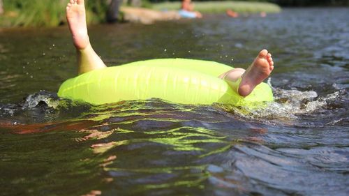 Județul Covasna nu are niciun loc autorizat pentru scăldat, deși apa este „excelentă” pentru îmbăiere / DSP nu emite aviz pentru că nu există grupuri sanitare dotate cu apă curentă / În țară sunt 50 de zone autorizate pentru  îmbăiere, dintre care 49 sunt la Marea Neagră