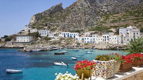 Școală cu un singur elev în Italia / Giada are 11 ani, trăiește pe insula Marettimo, iar un profesor a fost detașat acolo:  ”Școala este un drept al tuturor”