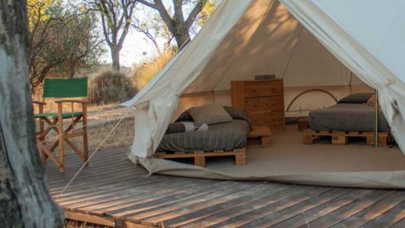 Camping cu stil, la Brașov: ”Glamping” / ”Fiecare cort are un pat dublu, cu lenjerii, cu prosoape, exact ca o mică cameră de hotel”