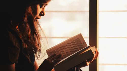 Elevii români care au citit cărți, mai ales tipărite, cei din medii avantajate, fetele și elevii încurajați de profesori au avut rezultate mai bune la testul de citire PISA 2018 – nouă analiză OECD