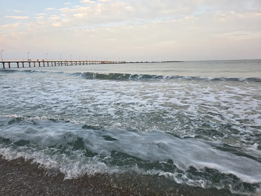 Malul unei plaje din Mamaia acaparat de valurile Mării Negre