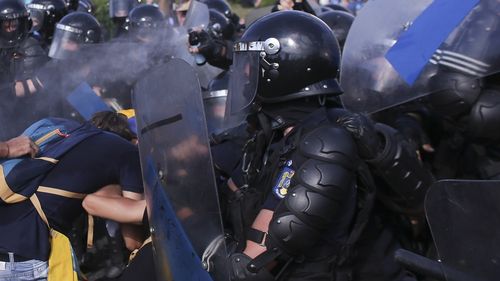 Protest în Piața Victoriei, duminică seara, anunțat de comunitatea „Corupția ucide”: „Ne-au bătut. Ne-au gazat. Faptele se prescriu în 2026” / „Vrem ca dosarul 10 august să fie soluționat în favoarea cetățeanului, nu în favoarea agresorilor”