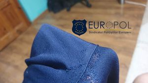 Sindicaliştii din Poliţie avetrtizează că, după doar o lună de folosire, noile uniforme se deteriorează / ”Pantalonii s-au rupt, jachetele s-au uzat la contactul cu dotările de pe centură, iar inscripţiile cu “Poliţia” s-au dezlipit”