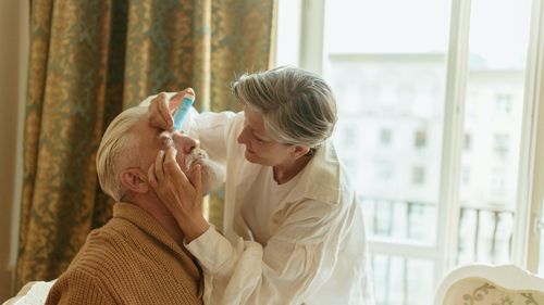 Tot ce trebuie să știi despre operația de cataractă: Pregătiri, riscuri și după ce criterii se aleg lentilele potrivite