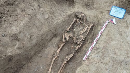 GALERIE FOTO Zeci de morminte din perioada romană, bijuterii, monede și vase, descoperite în timpul lucrărilor de la Spitalul de Boli Infecțioase Constanța / Primarul Chițac acuză că lucrările sunt întârziate din cauza cercetărilor arheologice / Cum se apără Muzeul de Istorie