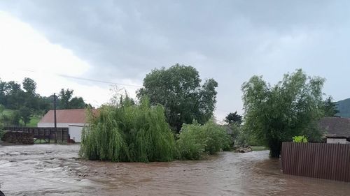 Râuri din județele Maramureş, Satu Mare şi Bistriţa-Năsăud se menţin peste cotele de inundaţie, în timp ce alte 27 de cursuri de apă, aferente unui număr de şase judeţe, se situează peste Cotele de atenţie