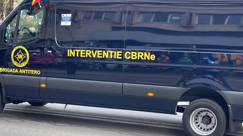 Ameninţare cu dispozitiv exploziv, pe o stradă din Arad / Poliţiştii au găsit un telefon mobil şi ulterior un bărbat, cunoscut cu afecţiuni psihice / Asupra lui au fost descoperite obiecte şi bunuri electronice, care sunt analizate de specialiştii SRI