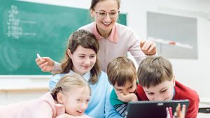 Prima generație a „nativilor digitali”, Gen Z, a ajuns la catedră: ce așteptări au profesorii tineri, cu o cultură mult diferită de generațiile anterioare? – Analiză EdWeek