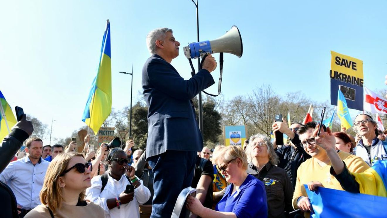 FOTO Primarul Sadiq Khan, în centrul marșului pentru Ucraina organizat în Londra/ Primarul Kievului, Vitali Klitschko, le-a transmis britanicilor din Trafalgar Square un mesaj video