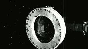 VIDEO Victimă a propriului succes: Nava spaţială OSIRIS-REx a NASA a adunat atât de multe bucăţi dintr-un asteroid că acum nu mai poate închide trapa şi riscă să le piardă
