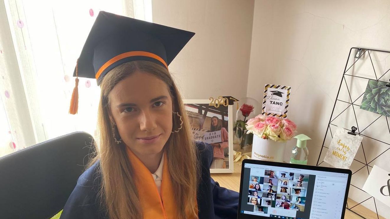 Diana, clasa a XII-a E: Am reușit să îmi văd toți colegii pe ecran, în fața mea, în același timp, iar discursurile și chipurile lor familiare m-au emoționat până la lacrimi