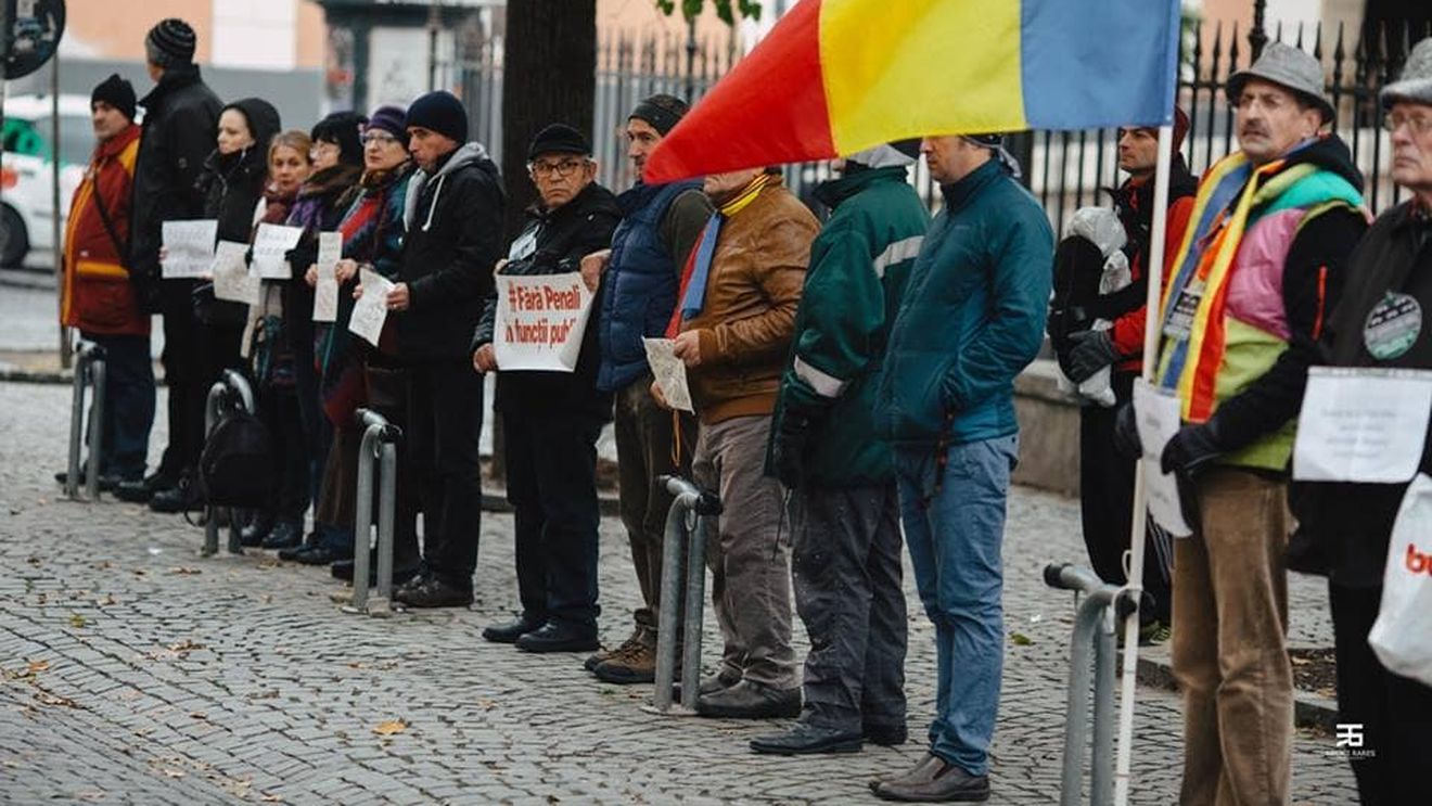 Comunitatea ”Vă vedem din Sibiu” suspendă protestul mut, derulat de 669 de zile; protestatarii cer viitorului guvern să repare legile justiţiei şi efectele OUG 114