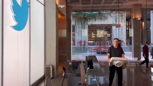 Consilierul ucrainean Podoliak, despre preluarea Twitter de către Musk: ”Şi-a primit cu adevărat pasărea libertatea sau tocmai s-a mutat într-o cuşcă nouă?”