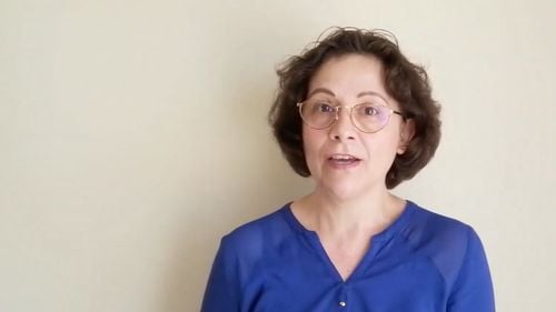 “Nu te poți aștepta să învețe cu drag la matematică, dacă tu povestești în prezența lui cât de nenorocit e respectivul profesor”. Zece moduri de a determina copilul să placă școala, recomandate părinților de învățătoarea Camelia Florea