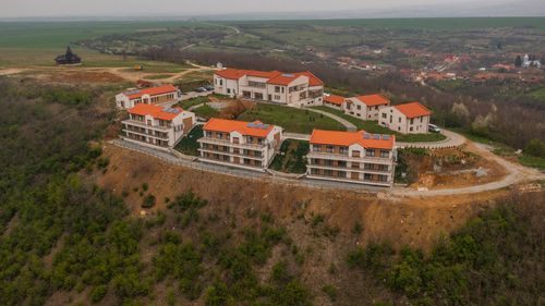 Reprezentanţii Clinicii Nera susţin că în raportul DSP Caraş-Severin sunt inadvertenţe: Medicii nu erau prezenţi în unitate la data şi ora controlului neanunţat deoarece nu existau programări/ Funcţionarea a fost avizată de DSP