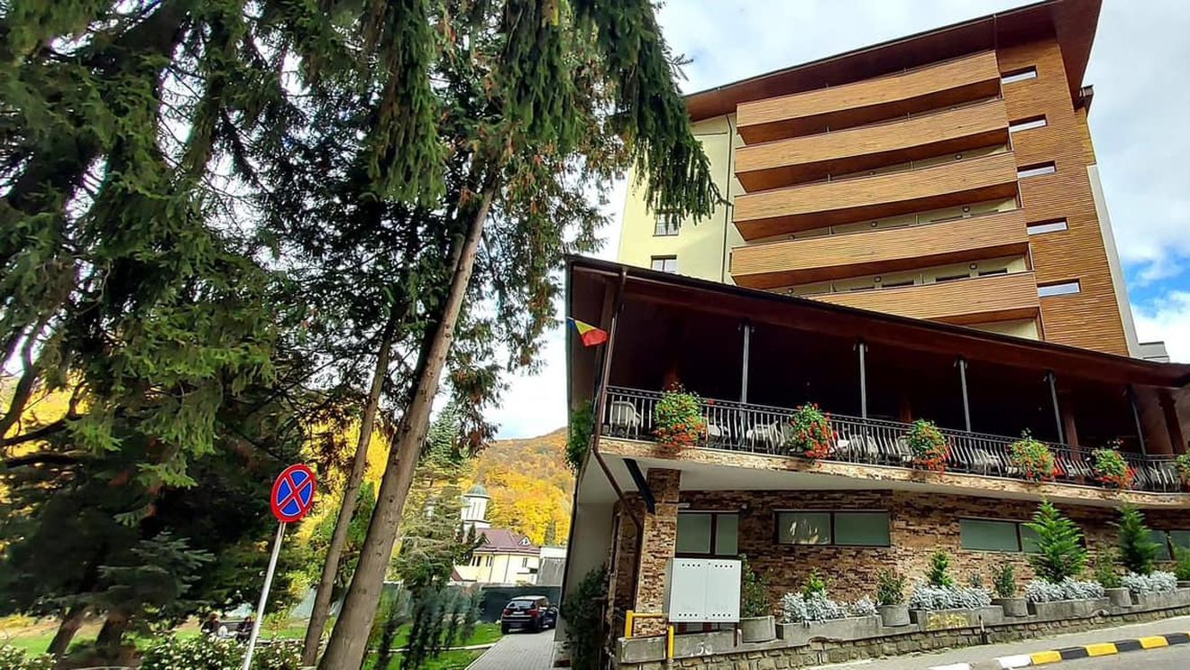 S-a deschis bazinul cu apă sulfuroasă de la Olănești / Temperatura apei e între 29 și 30 de grade Celsius / 30 de lei costă intrarea
