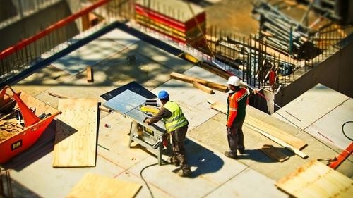 Investitorii germani critică legarea ”fără sens” a salariului minim de diploma universitară: Nu este vorba de ceea ce a învățat sau studiat o persoană, ci de ceea ce realizează efectiv