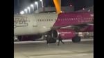 VIDEO Doi români, filmați pe o pistă a aeroportului din Köln: în fugă după un avion WizzAir / Au fost opriți de securitatea aeroportului / ”Cât de prost trebuie să fii…”
