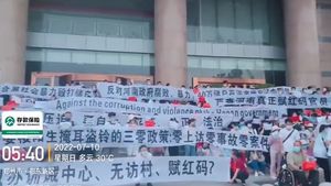 VIDEO China: Ciocniri violente după ce sute de persoane au participat la un protest împotriva unor bănci din Zhengzhou