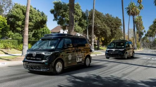Volkswagen se aliază cu Uber și pregătește lansarea a mii de robotaxiuri electrice în SUA, din 2026