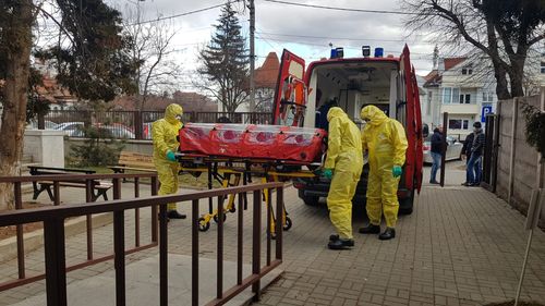 OFICIAL Guvernul a adoptat miercuri noapte înăsprirea semnificativă a pedepselor pentru infracțiunile de zădărnicire în combaterea bolilor și fals în declarații: Închisoare de până la 5 ani pentru ascunderea bolii și până la 15 ani dacă cineva moare ca urmare a infectării