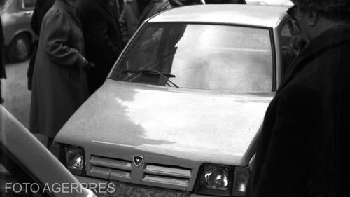 În plină pandemie, cu școlile închise, un mall din București organizează o expoziție cu mașini de epocă