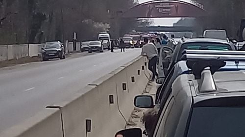 Trafic blocat la ieșirea din Otopeni spre Balotești pe ambele sensuri din cauza unui accident cu trei mașini/ 3 victime, dintre care o persoană încarcerată/ Intervine un elicopter SMURD