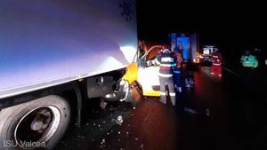 Un tânăr de 22 de ani a murit și altul a ajuns la spital după ce mașina în care se aflau a intrat într-un camion pe DN7, în Vâlcea