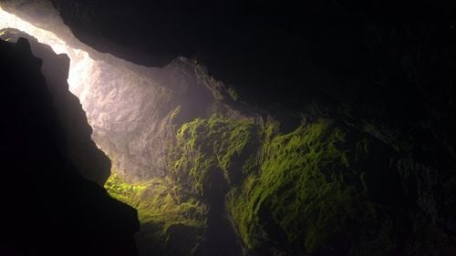 Oamenii antici au construit un pod în interiorul unei peșteri din Mallorca acum aproape 6.000 de ani