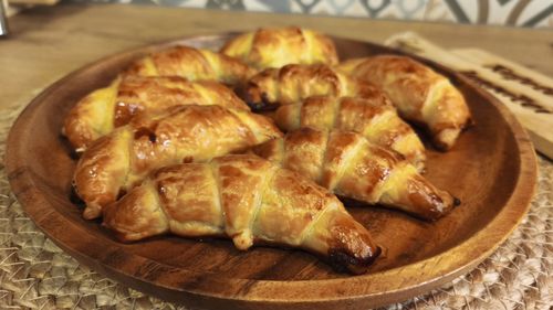 Cel mai simplu croissant se prepară acasă din foietaj de la magazin/ Îl poți transforma într-un snack sărat sau dulce în funcție de umplutură