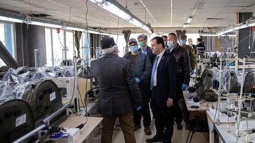 VIDEO Ministrul economiei, Virgil Popescu: Astăzi a început producția primelor măști în România! În scurt timp vor produce 150.000 de măști pe zi, iar din data de 15 aprilie se va ajunge la 500.000 de bucăți pe zi