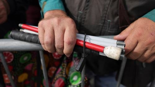 Guvern: Premierul Marcel Ciolacu şi reprezentanţii asociaţiilor persoanelor cu dizabilităţi au agreat soluţiile şi calendarul de modificare a legislaţiei, astfel încât veniturile să fie menţinute la un nivel care să asigure un trai decent