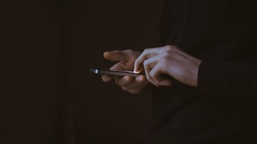 Nu plictiseala, ci anxietatea te face să verifici telefonul: este noul refugiu din conversațiile incomode