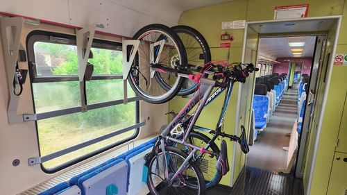 Cu bicicleta în tren: Interregional Călători montează suporturi pentru biciclete în toate garniturile / Anul trecut, compania a transportat 7.000 de biciclete pentru pasionații de călătorii în aer liber
